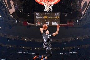 体育摄影师“百米冲刺抓拍赛” 一边奔跑一边按快门评比作品