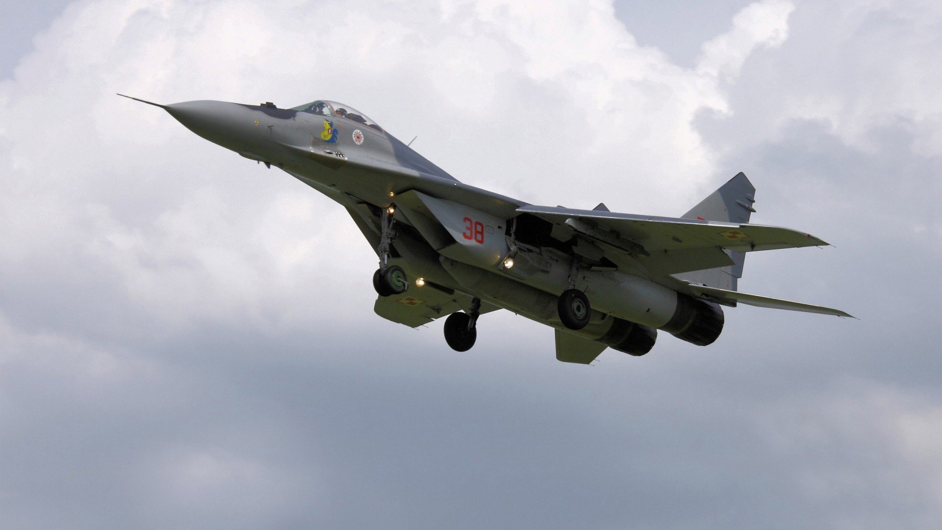 中国男篮海外拉练期间重点演练防守轮转与快攻配合，中国男篮打篮球